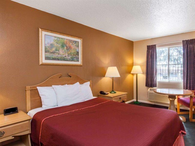 Howard Johnson by Wyndham Bakersfield Exterior foto