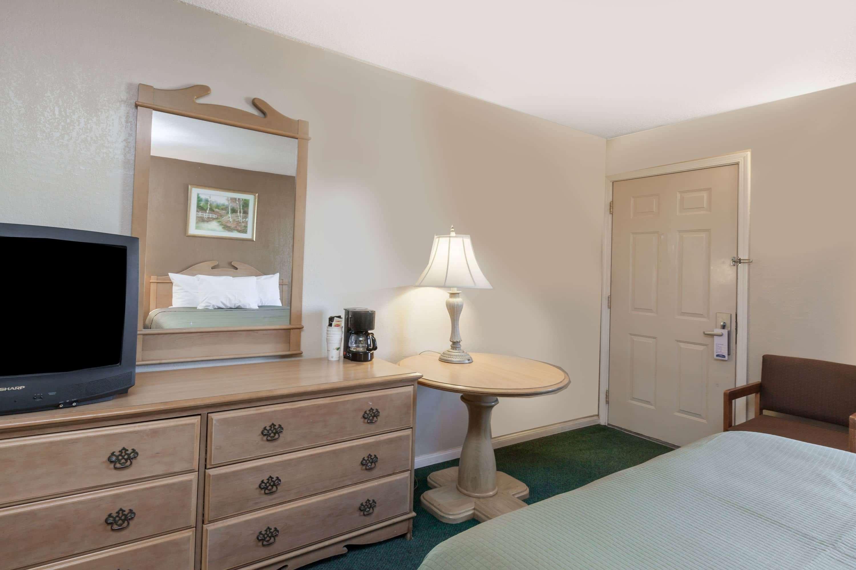 Howard Johnson by Wyndham Bakersfield Exterior foto