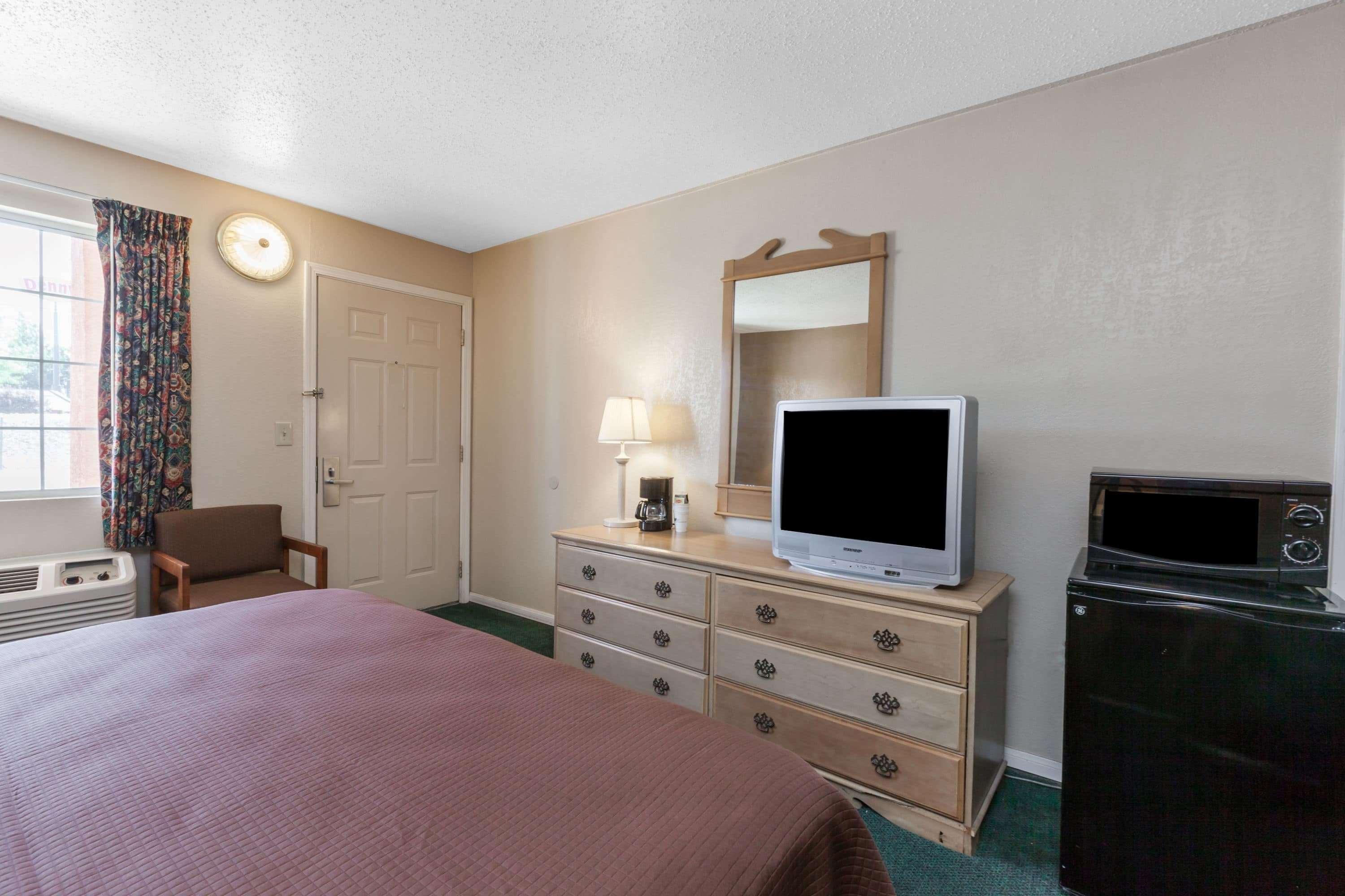 Howard Johnson by Wyndham Bakersfield Exterior foto