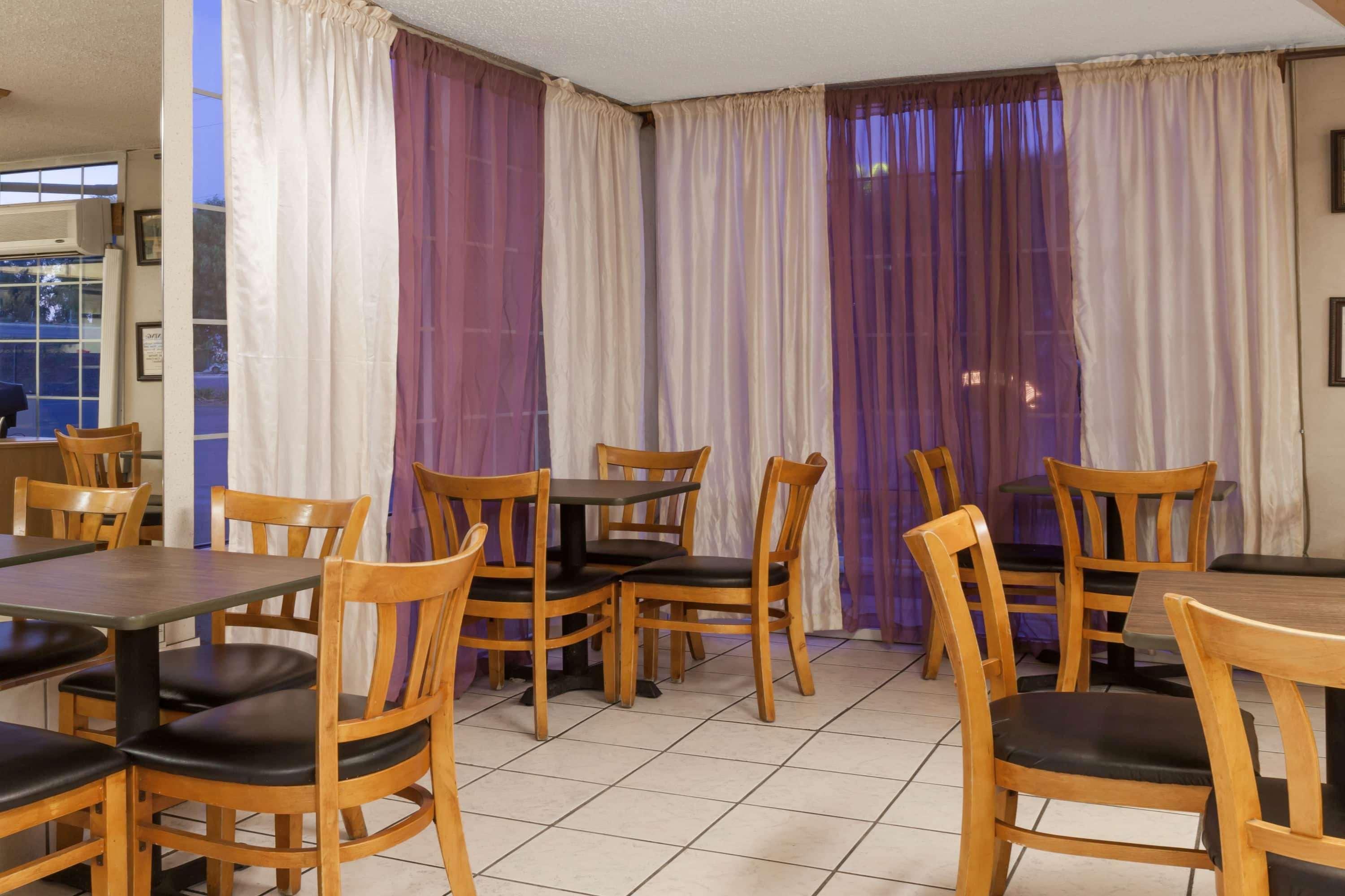 Howard Johnson by Wyndham Bakersfield Exterior foto