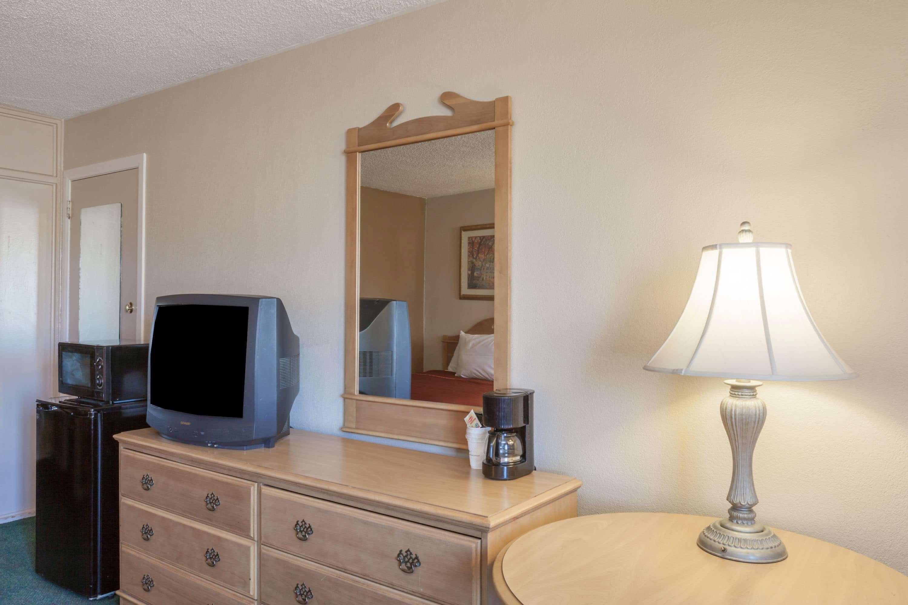Howard Johnson by Wyndham Bakersfield Exterior foto