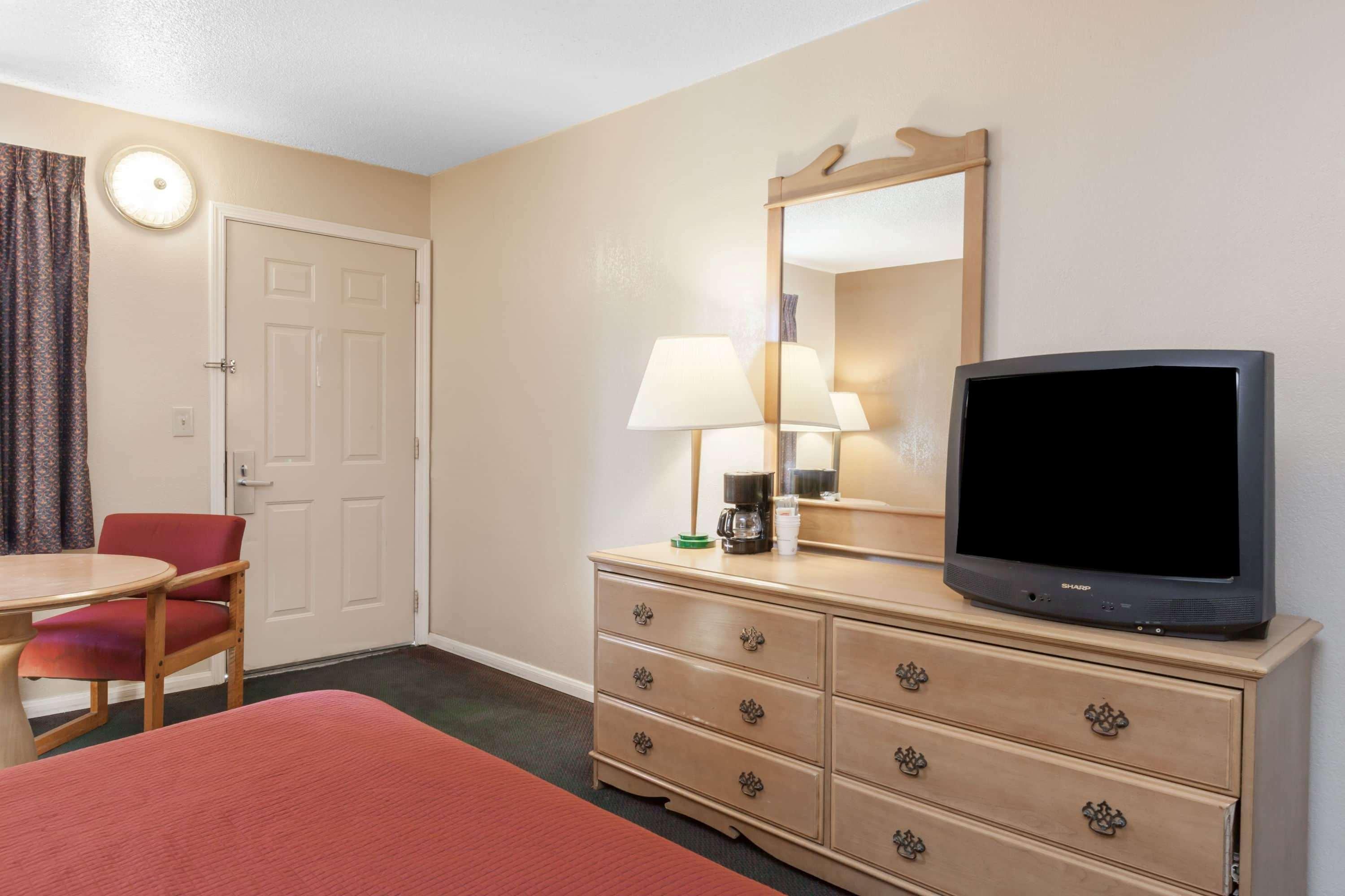 Howard Johnson by Wyndham Bakersfield Exterior foto