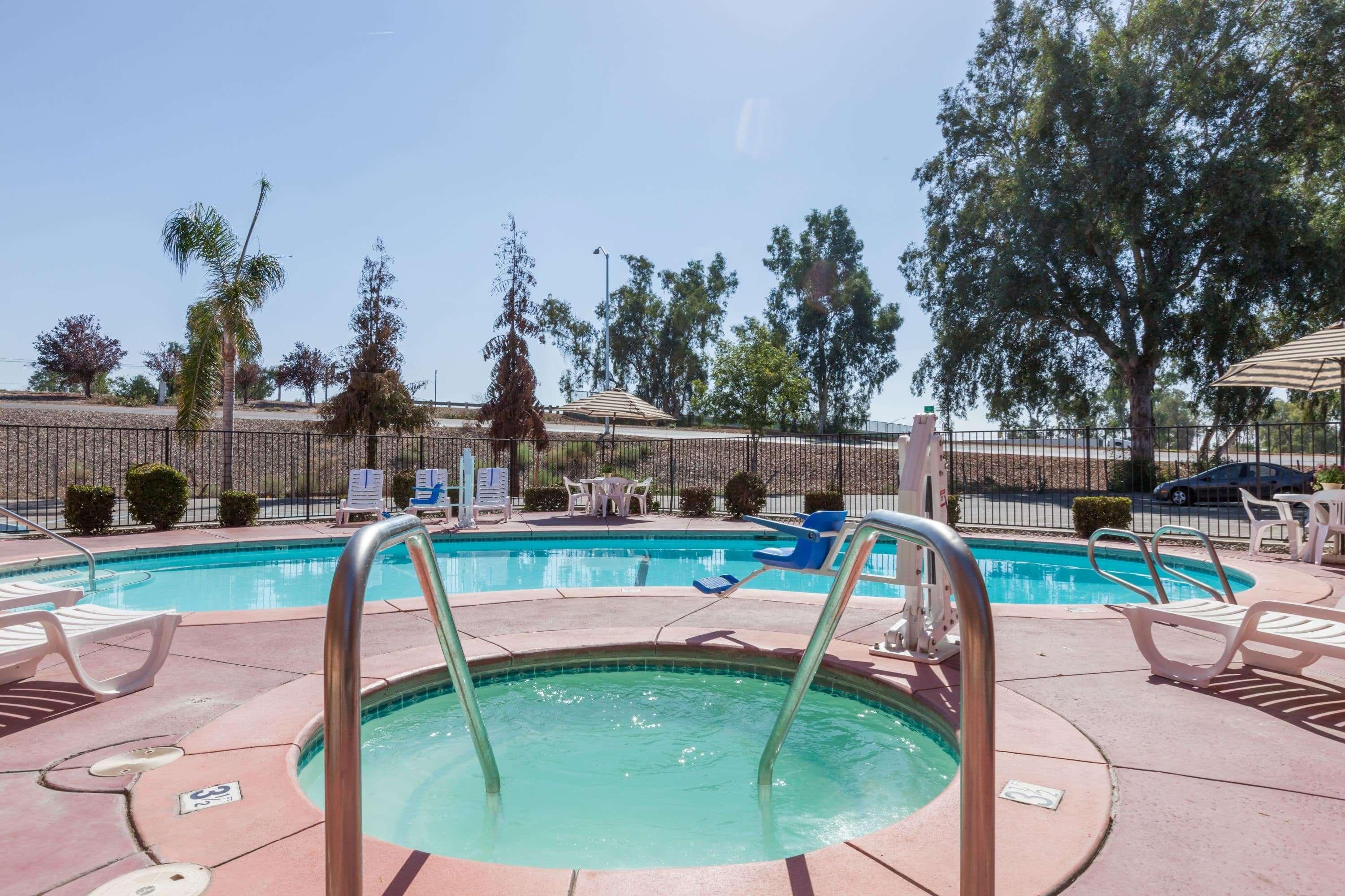 Howard Johnson by Wyndham Bakersfield Exterior foto